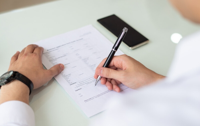 persona rellenando un formulario modelo d6